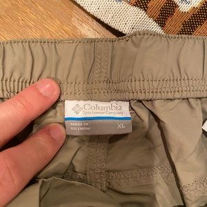 Columbia women’s moisture wicking shorts with clasp